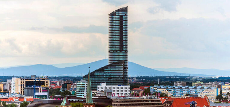 Prawnicy Dentons i actBSWW doradzają przy sprzedaży wrocławskiego Sky Tower